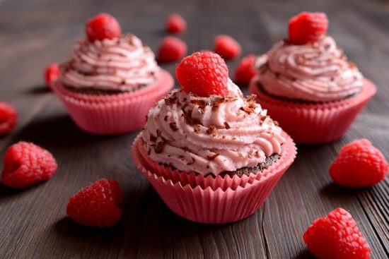 Valentinstag Geschenke: Schoko-Himbeer-Cupcakes